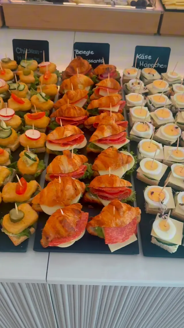 ✨ FRÜHSTÜCKS NEWS ✨🥐☕️

Wir haben tolle Neuigkeiten für alle Frühstücksliebhaber! ❤️

🥐 NEU: Freitags wird jetzt auch in unserer Location gefrühstückt!

Ab sofort begrüßen wir euch auch freitags von 10:00 bis 12:00 Uhr in unserer Eventlocation statt wie bisher im Hotel. So könnt ihr unser beliebtes Frühstück nun an allen drei Tagen in unserer schönen Location genießen! 🥰

☀️ SONNTAGS GIBT ES AB JANUAR ZWEI FRÜHSTÜCKSZEITEN!

Wir wissen, wie enttäuschend es für viele von euch ist, wenn ihr spontan einen Tisch bei uns reservieren möchtet und wir bereits ausgebucht sind.

Eure riesige Nachfrage und die vielen lieben Rückmeldungen bedeuten uns unglaublich viel! 🤍

Deshalb haben wir uns etwas überlegt, damit künftig noch mehr von euch in den Genuss unseres Frühstücksbuffets kommen können.

Ab Januar könnt ihr sonntags zwischen zwei Frühstückszeiten wählen:

🥐 1. Frühstück: 09:00 – 11:00 Uhr

☕️ 2. Frühstück: 12:00 – 14:00 Uhr

Somit haben sonntags doppelt so viele von euch die Möglichkeit, unser Frühstück zu genießen! 😍

Damit der Wechsel zwischen den beiden Frühstückszeiten reibungslos funktioniert und wir für alle Gäste alles wieder liebevoll vorbereiten können, bitten wir euch, die gebuchten Zeiten einzuhalten. 🤍

Ihr liebt unsere bisherigen Frühstückszeiten von 10:00 bis 12:00 Uhr?

Keine Sorge! 🥰 Freitags und samstags könnt ihr weiterhin ganz wie gewohnt von 10:00 bis 12:00 Uhr bei uns frühstücken.

Wir freuen uns riesig, durch diese Veränderung noch mehr von euch bei uns begrüßen und mit unserem Frühstück verwöhnen zu dürfen! ✨

Reserviert euch am besten frühzeitig euren Lieblingsplatz! 🤍

Euer Team vom Hotel Lehn 🥐☕️

#HotelLehn #Frühstücksliebe #Frühstücksbuffet #besterstartindentag♥️ #saulheim